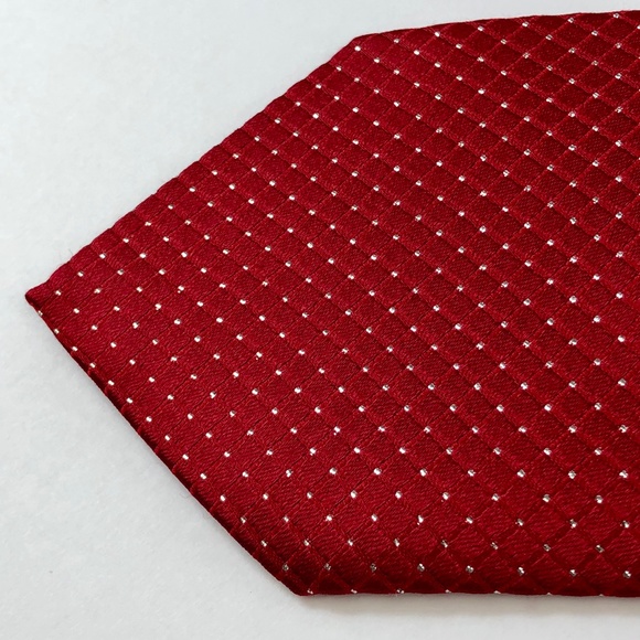 100% Silk Deep Red Textured Tie - Picture 4 of 5